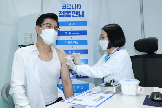 3월 19일 대전 유성종합스포츠센터에 마련된 예방접종센터에서 실시된 화이자 백신 접종 모의훈련에서 허태정 대전시장이 훈련을 점검하고 있다./사진=대전시 제공