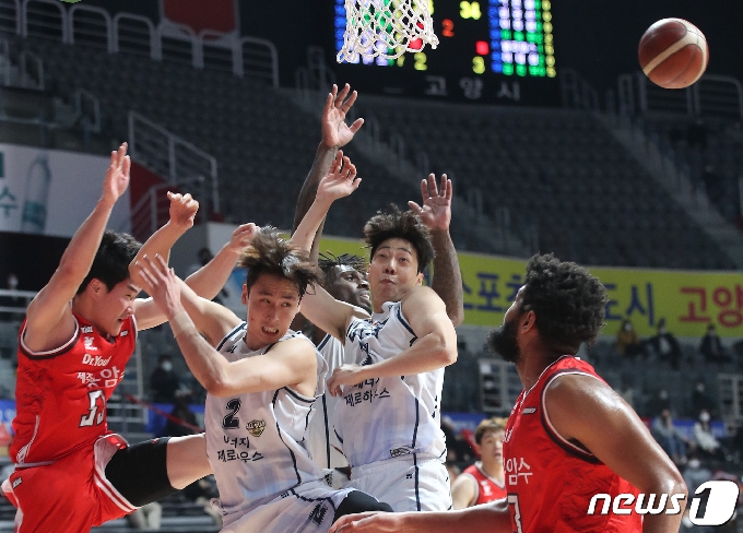 2020-21 플레이오프 팀들이 결정됐지만 끝까지 순위 경쟁이 이어질 전망이다. /뉴스1 © News1 송원영 기자