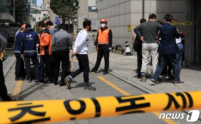 [사진] 강남 삼성동 건물 '흔들'...해당 건물 직원들 대피