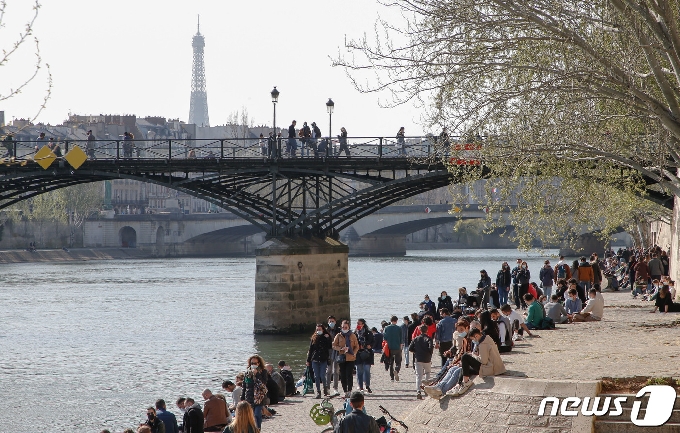 [사진] 佛, 마지막 봄 나들이… 북적이는 파리 센 강변