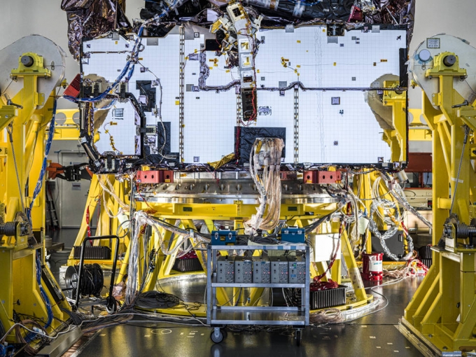 지난 3월 미국 항공우주기업 '노스롭그루먼'에서 최종 성능 점검을 진행중인 제임스웹 우주망원경. /사진=NASA