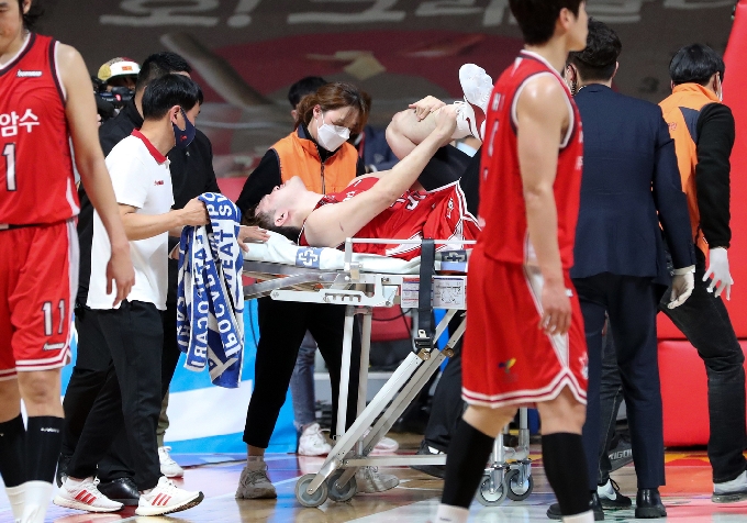 왼쪽 발목 부상을 당한 고양 오리온의 이승현(KBL 제공) © 뉴스1