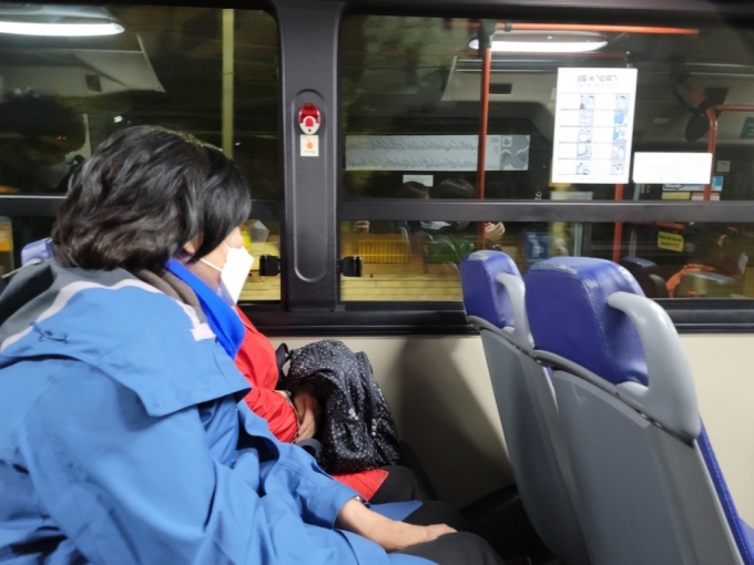 3일 오전 박영선 더불어민주당 서울시장 후보가 6411버스에 탑승해 시민들과 대화를 나누고 있는 모습/사진=이정혁 기자