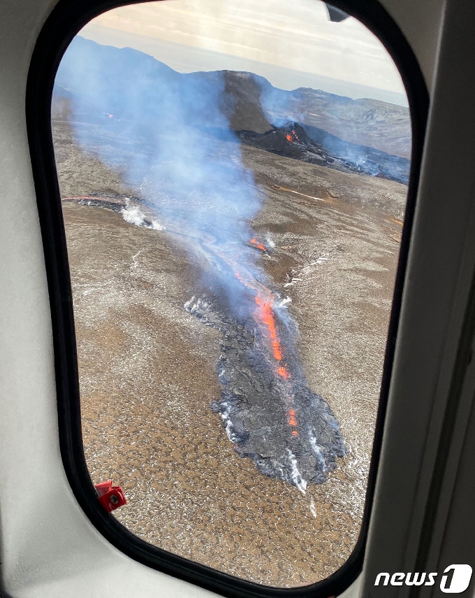 [사진] 창으로 보이는 아이슬란드 화산의 용암과 화산재