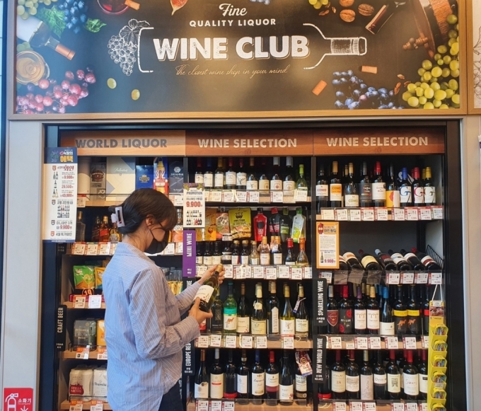 6일 고객이 이마트24 매장에서 와인을 고르고 있다.