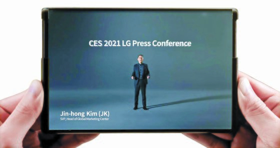 올 초 열린 세계 최대 IT·가전 전시회 'CES 2021'에서는 LG 롤러블 티저 영상