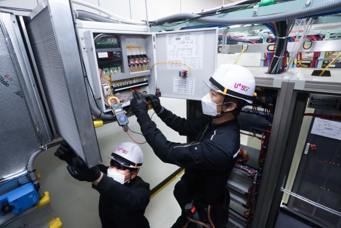  사진은 LG유플러스 협력 업체 직원들이 마곡국사에 구축된 외기냉방 시스템을 점검하는 모습. 