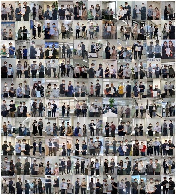 신한카드의 금융소비자 지킴이 120명이 유관 부서장과 함께 금융소비자보호법 준수를 위한 다짐과 함께 서약서를 들고 기념촬영을 하고 있다./사진제공=신한카드