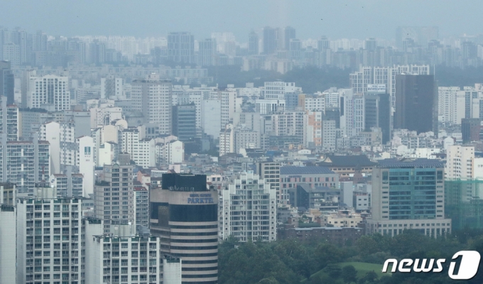 (서울=뉴스1) 이성철 기자 = 정부가 '8.4 주택공급대책'을 통해 서울 재건축·재개발 관련 규제를 조건부로 완화하기로 결정하면서 강남권 정비사업 추진에 대한 기대감이 높아지고 있는 가운데 4일 서울 송파구 일대 아파트들이 높게 솟아 있다. 서울시는 그동안 도시계획을 통해 아파트 층수를 35층까지 제한을 뒀지만 용적률 인센티브 제도의 원활한 적용을 위해 층수 제한 규제를 풀기로 결정했다. 이에 따라 송파구 잠실 등지에는 50층 이상 높이 올라가는 재건축 아파트가 등장할 전망이다. 2020.8.4/뉴스1  