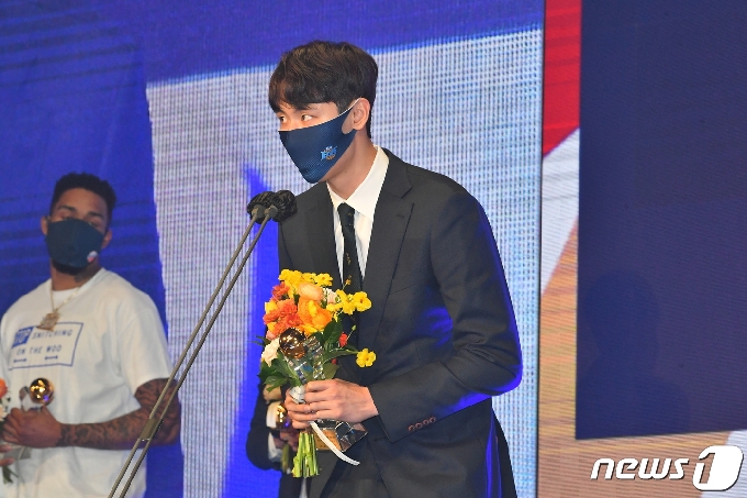 2020-21시즌 프로농구 최우수 선수로 선정된 송교창. (KBL 제공) © 뉴스1