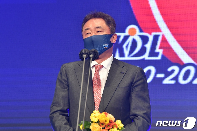 2020-21시즌 프로농구 감독상을 수상한 전창진 전주 KCC 감독(KBL 제공) © 뉴스1