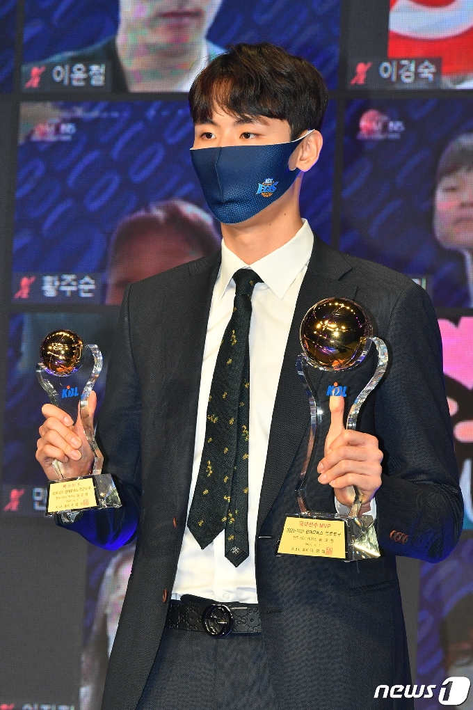 2020-21시즌 프로농구 최우수 선수로 선정된 전주 KCC의 송교창. (KBL 제공)© 뉴스1