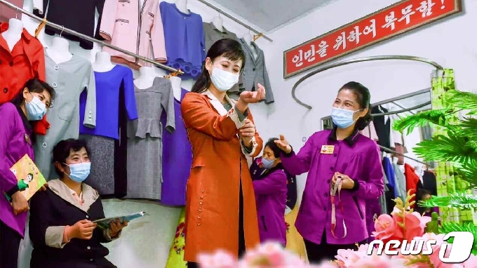 [사진] 북한 "민족적 정서와 기호, 특성에 맞는 계절옷으로" 옷차림 강조