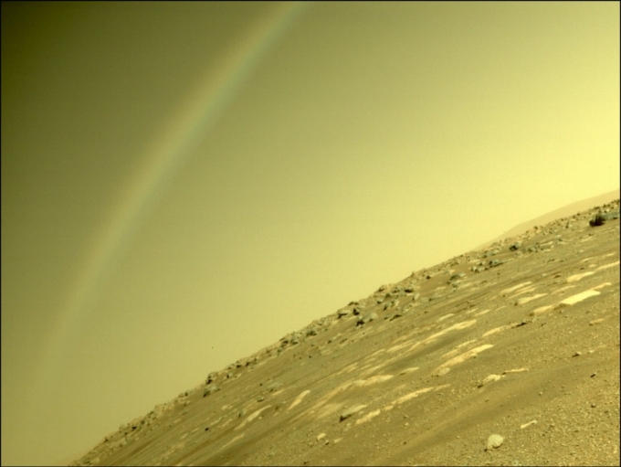 나사 화성탐사선 퍼서비어런스가 지난 4일 촬영한 화성 지표면 사진을 확대한 장면. 사진 왼쪽을 가로지르는 무지개 형상이 나타나있다. /사진=NASA