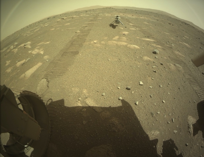 나사 화성탐사선 퍼서비어런스가 지난 4일 촬영해 전송한 인제뉴어티의 화성 지표면 착륙 사진. 사진 좌우 상단에 무지개 형상이 나타나있다. /사진=NASA 