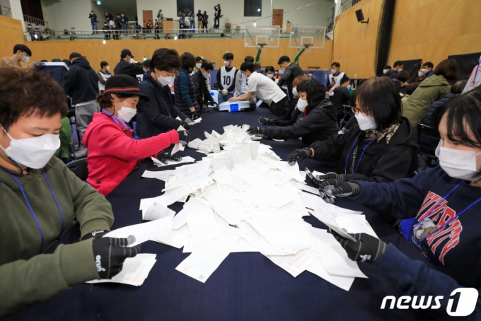 4·7보궐선거가 끝난 7일 오후 개표 사무원들이 서울 종로구 경기상업고등학교에 마련된 개표소에서 개표하고 있다. 2021.4.7/사진제공=뉴스1