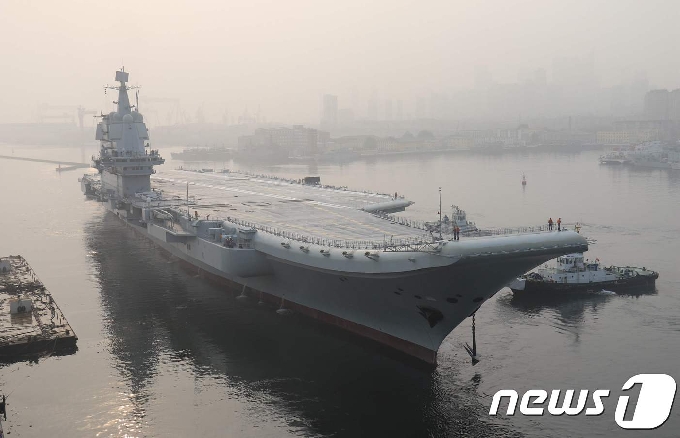 13일(현지시간) 중국의 첫 국산 항공모함 ‘001A’함이 랴오닝 성 다롄의 조선소 부두를 떠나 시험운항을 하고 있다. 이 항공모함은 내년 하반기쯤 해군에 정식 인도될 예정이다. © AFP=뉴스1 © News1 우동명 기자