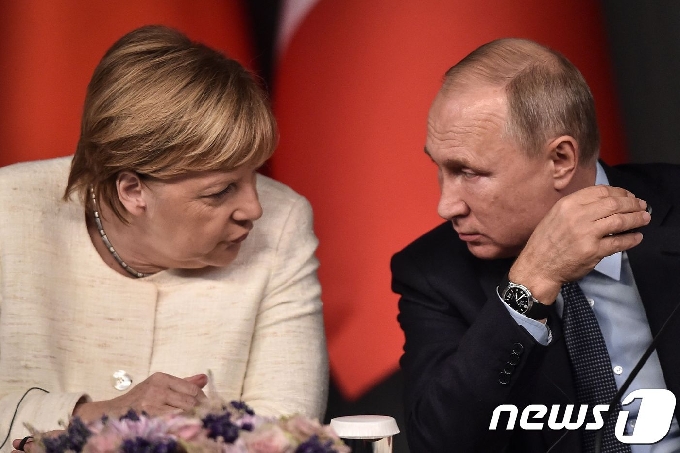 블라디미르 푸틴 러시아 대통령(오른쪽)과 앙겔라 메르켈 독일 총리. © AFP=뉴스1 © News1 우동명 기자