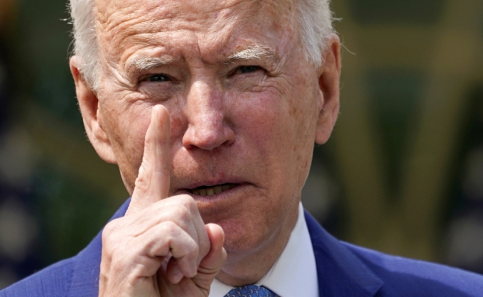 조 바이든 미국 대통령이 8일(현지시간) 백악관 로즈가든에서 총기폭력 규제에 대한 행정조치를 발표하고 있다. REUTERS/Kevin Lamarque