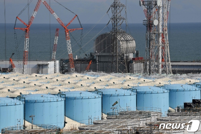 일본 후쿠시마 제1원자력발전소 부지 내에 설치돼 있는 방사성 오염수 저장탱크 © AFP=뉴스1