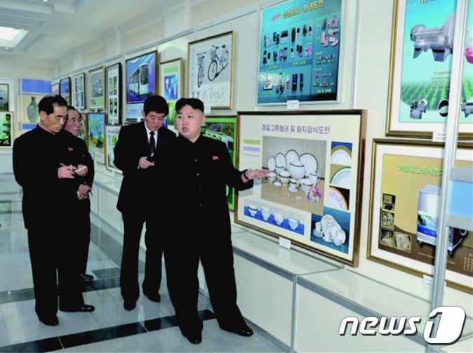 2012년 국가산업미술전시회장을 방문한 김정은 당 총비서와 당시 전시회에 출품된 《경질그릇형태 및 화지장식도안》 모습. (조선중앙통신)© 뉴스1