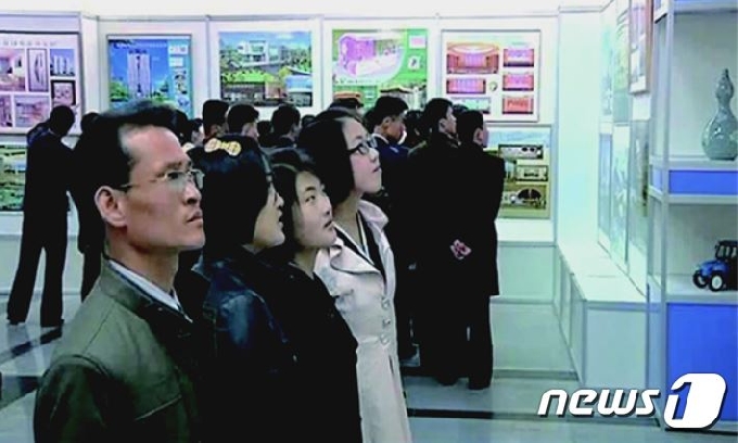 청자가 전시된 2014년 국가산업미술전시회 전경. (조선중앙TV)© 뉴스1