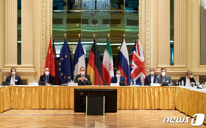이란과 EU, 중국, 러시아 외교관들이 6일(현지시간) 오스트리아 빈의 그랜드 호텔에서 이란 핵합의 복원 회담을 하고 있다. © AFP=뉴스1 © News1 우동명 기자