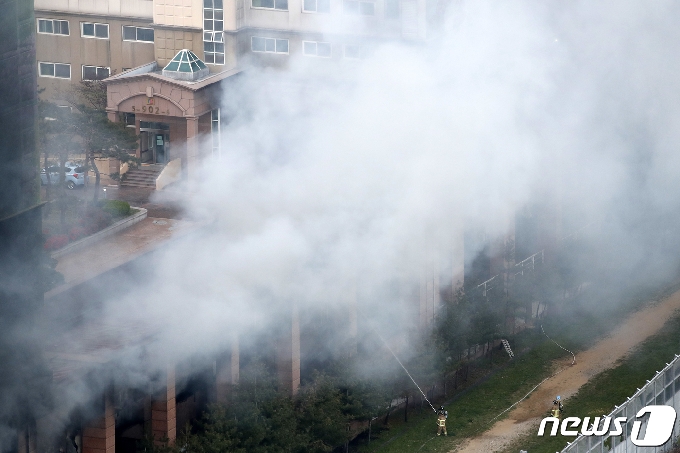 [사진] 아파트 단지 덮는 화재 연기