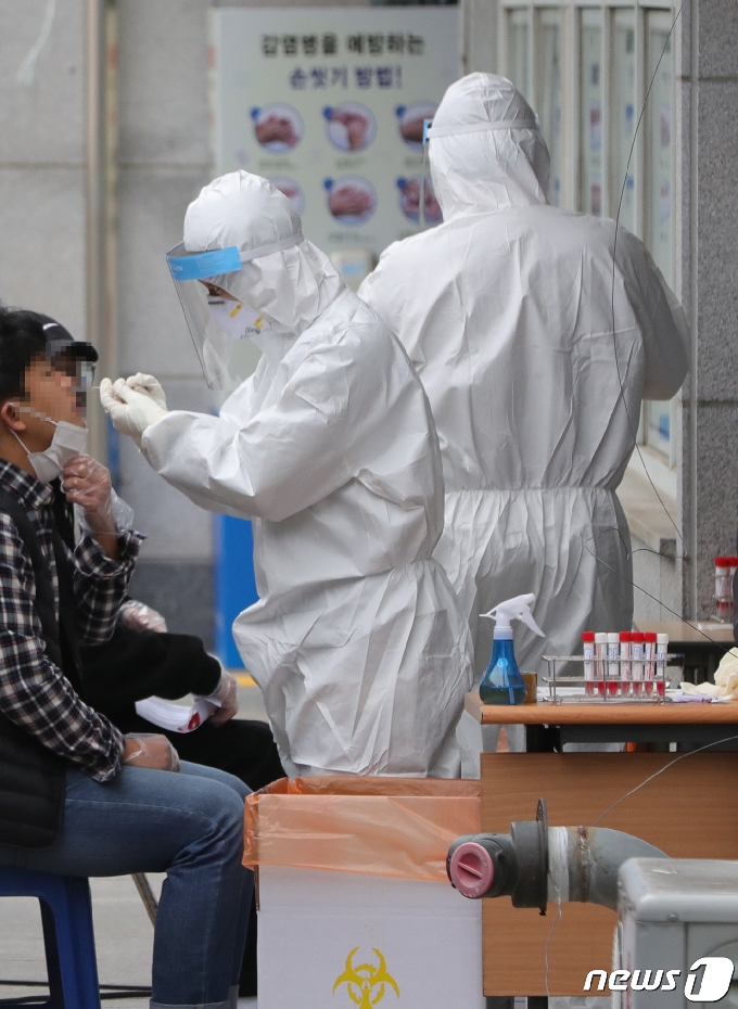 전북 익산시 익산시보건소 코로나19 선별진료소를 찾은 시민들이 검사를 받고 있다. 뉴스1 © News1 유경석 기자