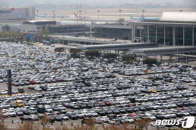 [사진] 차량으로 가득한 김포공항 국내선 주차장