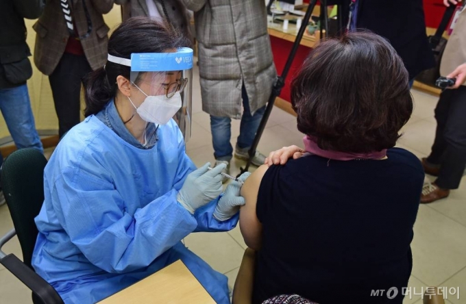 3일 서울 중구보건소을 찾은 시민이 아스트라제네카(AZ) 백신 접종을 받고 있다. /사진=이기범 기자 leekb@