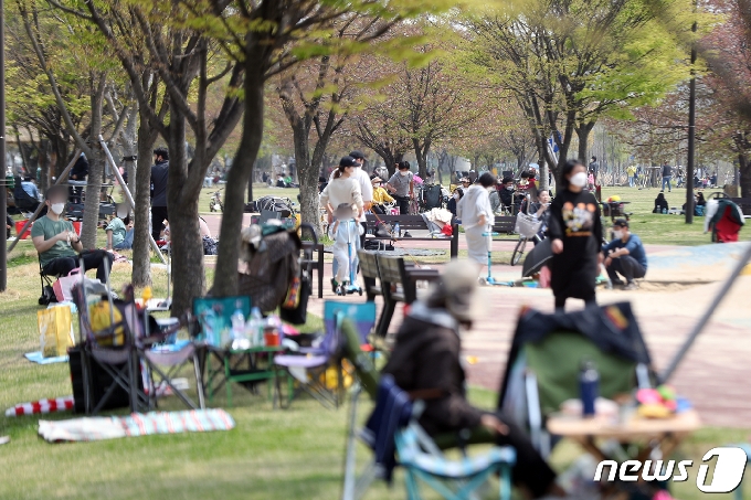 [사진] 봄 날씨에 공원 찾는 시민들…서울시 단속 강화