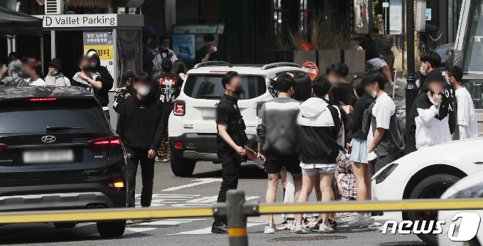 [사진] 오전부터 젊은층들로 붐비는 강남 클럽