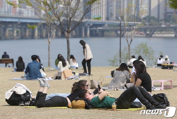 [사진] 봄날씨 즐기는 외국인 관광객들