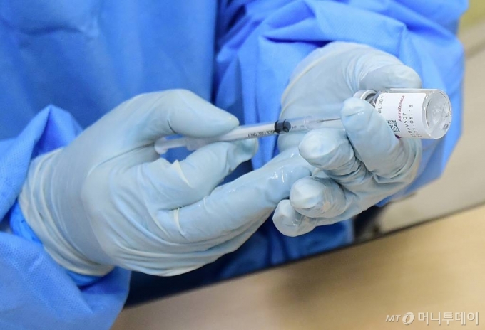 3일 서울 중구보건소에서 의료진이 아스트라제네카(AZ) 백신을 주사기에 담고 있다. /사진=이기범 기자 leekb@
