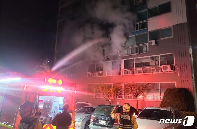11일 오전 2시 56분쯤 퇴계동의 모 아파트 3층에서 화재가 발생했다.(강원도소방본부) 2021.4.11 /뉴스1
