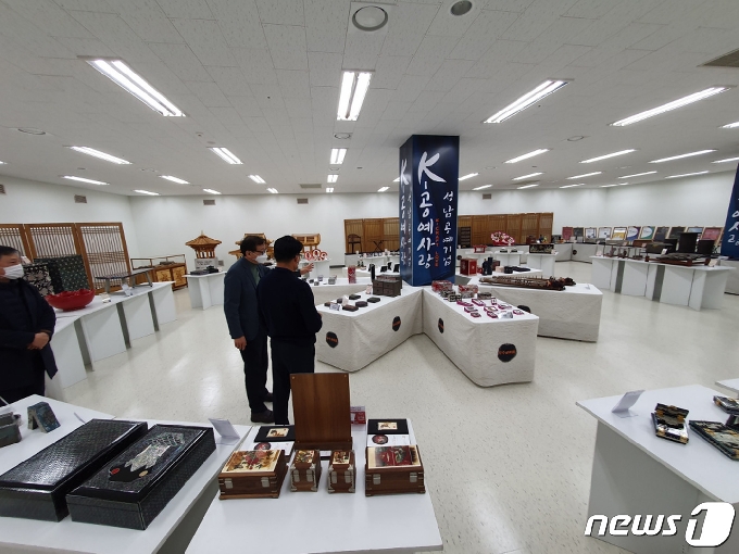 성남시 상대원동 SK V1 타워 1층에 전시돼 있는 공예품들,(뉴스1 DB) © News1