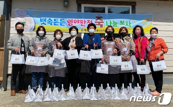 해남군 자원봉사센터의 영양죽 나눔봉사 활동 회원들© 뉴스1