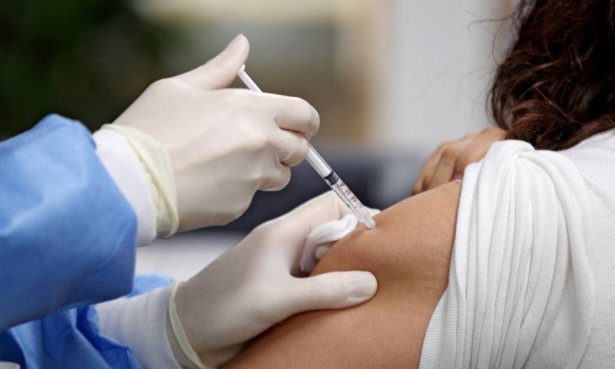 아스트라제네카(AZ) 코로나19 백신 접종을 재개한 12일 오후 대구 서구보건소에서 소방관과 보건교사 등 접종 대상자들이 백신을 맞고 있다. /사진=뉴시스