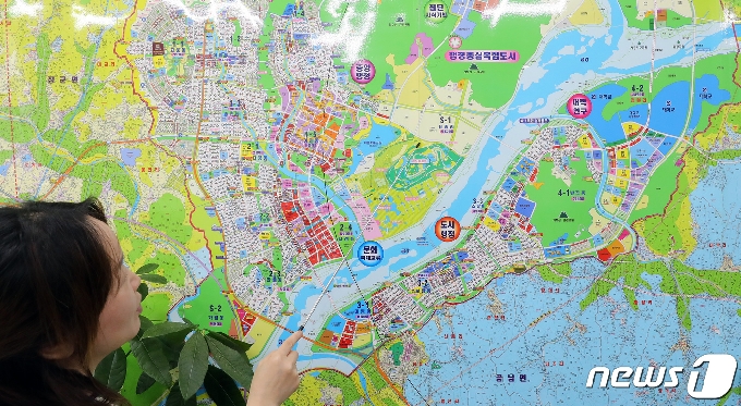 세종시의 한 공인중개사사무소에서 공인중개사가 지도를 보며 부동산 시장 동향을 설명하고 있다. 2020.7.24/뉴스1 © News1 장수영 기자