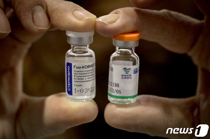 러시아의 스푸트니크V 코로나19 백신(왼쪽)과 중국의 시노팜 백신. © AFP=뉴스1