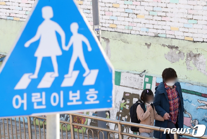 수도권의 거리두기 2단계가 현행 유지된 9일 서울의 한 초등학교에서 학생들이 등교를 하고 있다..(사진은 기사 내용과 무관함)/뉴스1 © News1