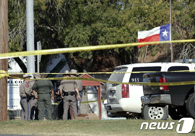 총기 난사 사건이 발생한 텍사스 주 서덜랜드 스프링스 제1침례교회에 경찰이 출동해 주변을 통제하고 있다. 이날 총격사건으로 최소 27명이 사망하고 30여명이 부상을 당한 것으로 알려졌다. © AFP=뉴스1 © News1 우동명 기자