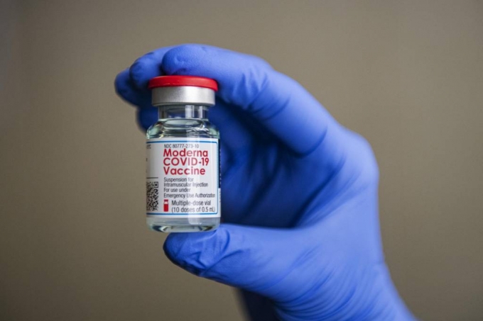  [애스펀=AP/뉴시스] 2020년 12월21일 미국에서 모더나 코로나19 백신 접종이 시작된 가운데 이틀 뒤 콜로라도주 도시의 한 커뮤니티 보건소에서 의료진이 모더나 백신 주사병을 들고 있다. 2021. 1. 3.