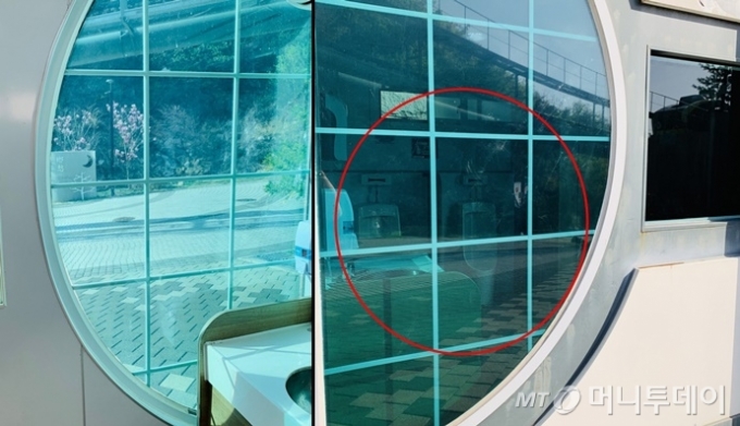경기도 포천의 한 관광지 남자 화장실 안에서 밖을 내다본 모습(왼쪽), 밖에서 안을 들여다본 모습./사진=온라인 커뮤니티