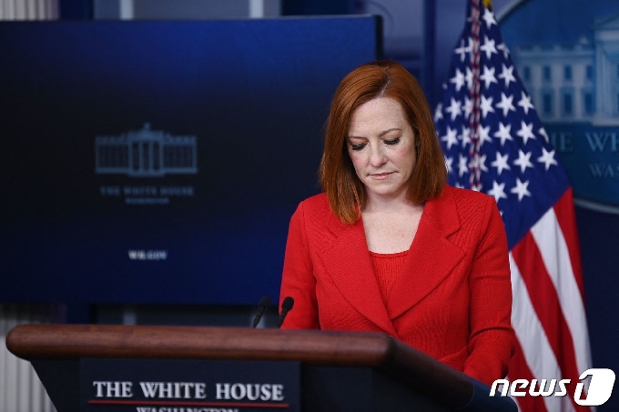 [사진] 침통한 표정으로 브리핑하는 사키 백악관 대변인
