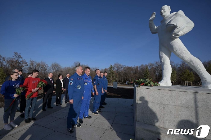 [사진] 최초의 우주인 유리 가가린 동상 둘러보는 푸틴