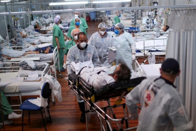 지난 7일(현지시간) 코로나19 환자가 브라질 상파울루 외곽에 위치한 스포츠센터에 설치된 야전 병원으로 이송되고 있다./사진=로이터