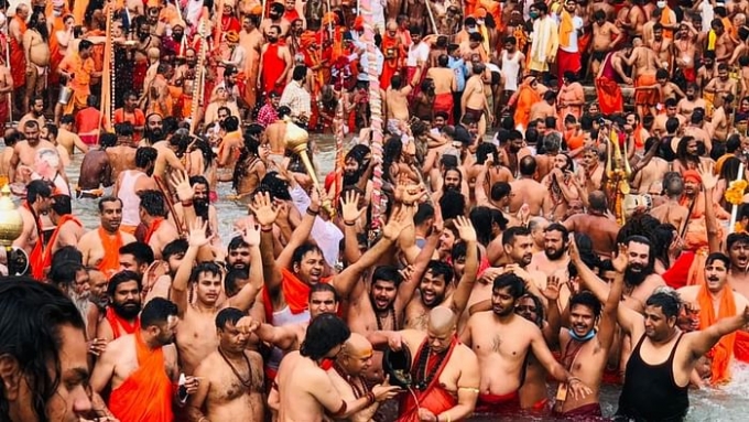 코로나19 확진자 세계 2위를 기록 중인 인도에서 수백만 명이 모인 성지순례 축제가 열려 논란이 되고 있다. 사진은 갠지스강에 모인 축제 참가자들./사진=트위터