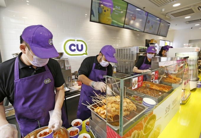 CU 말레이시아 1호점에서 오뎅, 떡볶이 등 한국의 로컬푸드 음식을 판매하고 있다./사진= BGF리테일 제공